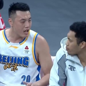 JIUYOU体育-你可是北京顶薪球员！范子铭4中0得0分 多次在场隐身遭球迷热议|篮板球|周琦|许利民|上海男篮|赵睿_新浪体育_新浪新闻